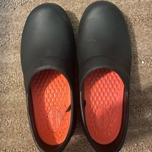 Woman’s Nursing Crocs Sz 7